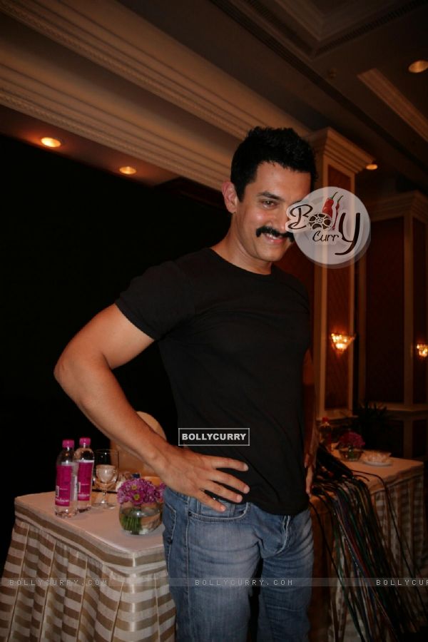 Aamir Khan unveils his item number song in Delhi Belly at Taj Lands End, Bandra, Mumbai (139160)
