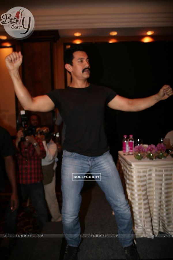 Aamir Khan unveils his item number song in Delhi Belly at Taj Lands End, Bandra, Mumbai (139161)
