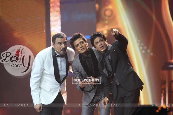 Hosts Boman and Ritesh share a few giggles with Shah Rukh at IIFA