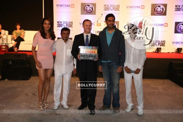 Abhishek Bachchan and Bipasha Basu Cast of the film 'Players' meet NZ's Prime Minister John Key (139655)