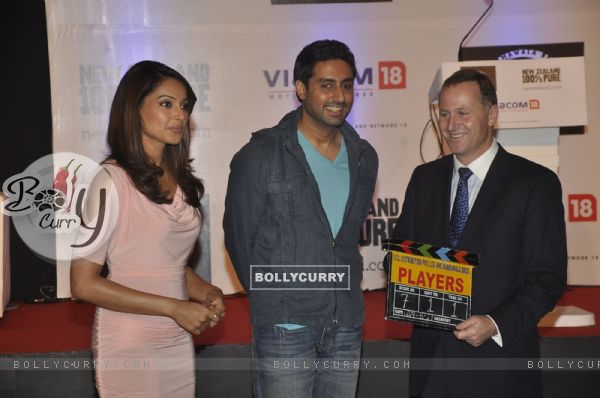 Abhishek Bachchan and Bipasha Basu Cast of the film 'Players' meet NZ's Prime Minister John Key