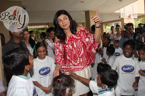 Sushmita Sen of 'I Am She 2011' visited Sunil & Mana Shetty's NGO at Bandra