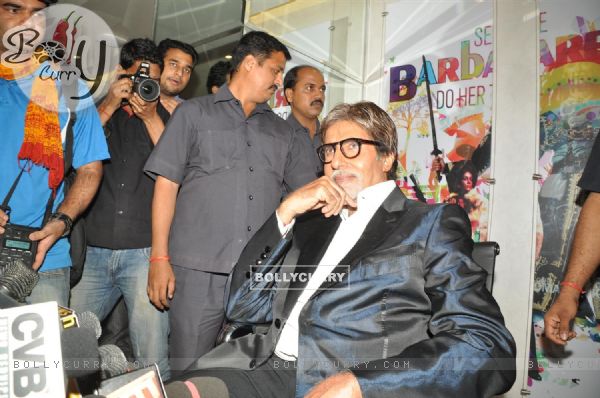 Amitabh Bachchan visits the sets of reality show X Factor India to promote his film Aarakshan at Filmcity, Mumbai (147181)