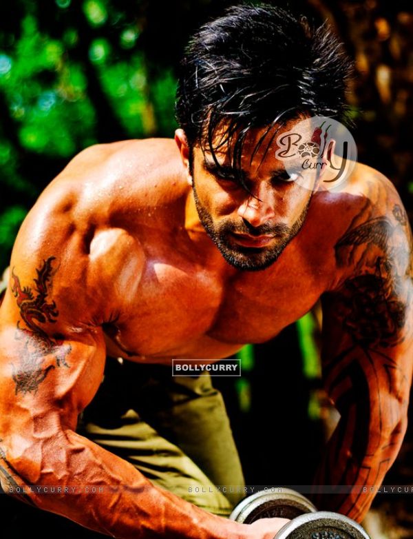 Karan Singh Grover - the muscle hunk!