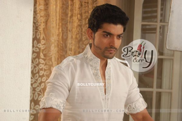 Gurmeet Chaudhary on the sets of Geet