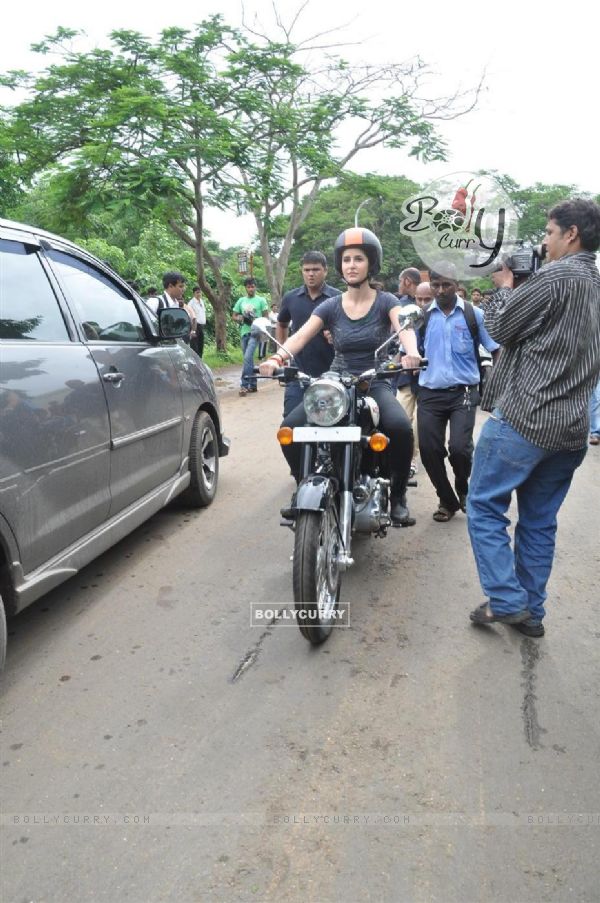Katrina Kaif ride bike to promote her film 'Zindagi Na Milegi Dobara', Filmcity (148714)