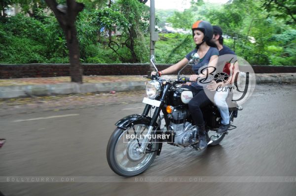 Katrina Kaif takes Hrithik Roshan for a ZNMD Bike Ride (148805)