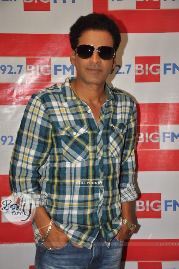 Manoj Bajpai at Aarakshan promotional event at Big FM (151127)