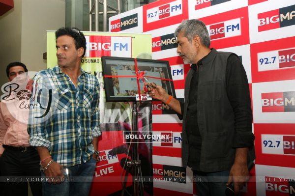 Prakash Jha and Manoj Bajpai at Aarakshan promotional event at Big FM (151141)