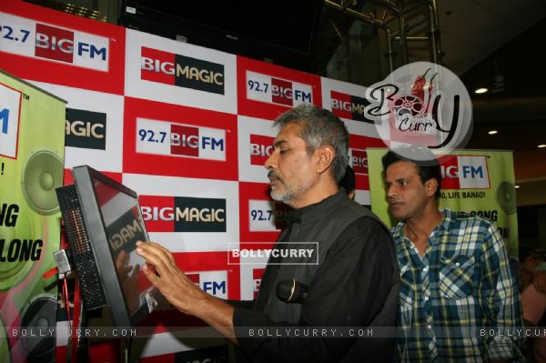 Prakash Jha and Manoj Bajpai at Aarakshan promotional event at Big FM (151147)