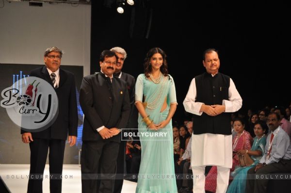 Sonam Kapoor with Rajiv Jain, Subodh Kant Sahay at inauguration of the India International Jewellery Week(IIJW) 2011 at Grand Hyatt in Kalina, Mumbai