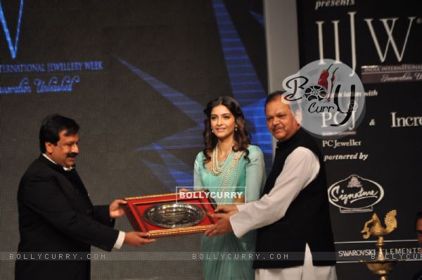 Sonam Kapoor with Subodh Kant Sahay at inauguration of the India International Jewellery Week(IIJW) 2011 at Grand Hyatt in Kalina, Mumbai