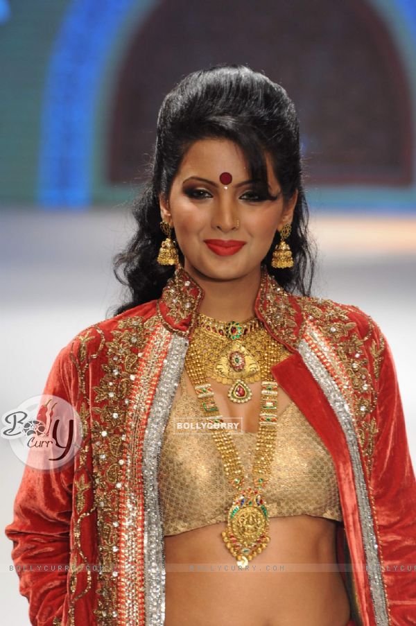 Model walks the ramp for Sangam Chains at IIJW 2011