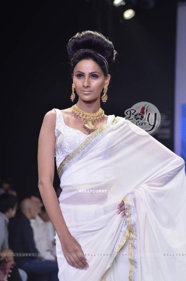 Model walks the ramp for Monica Kapur at IIJW 2011