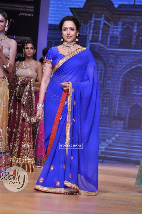 Hema Malini walks the ramp for Scintillating Jewellery at IIJW 2011