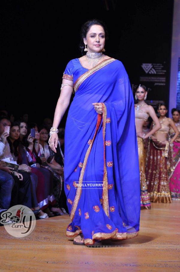 Hema Malini walks the ramp for Scintillating Jewellery at IIJW 2011