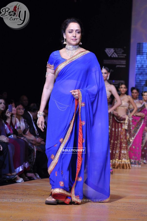 Hema Malini walks the ramp for Scintillating Jewellery at IIJW 2011