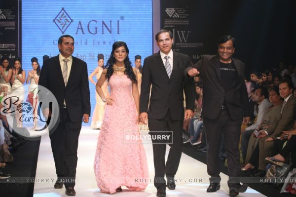 Amrita Rao walks the ramp for Agni Jewellers Show at IIJW 2011