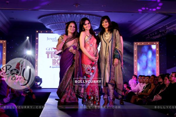 Shazahn Padamsee walking on the ramp for Designer Pallavi Goenka