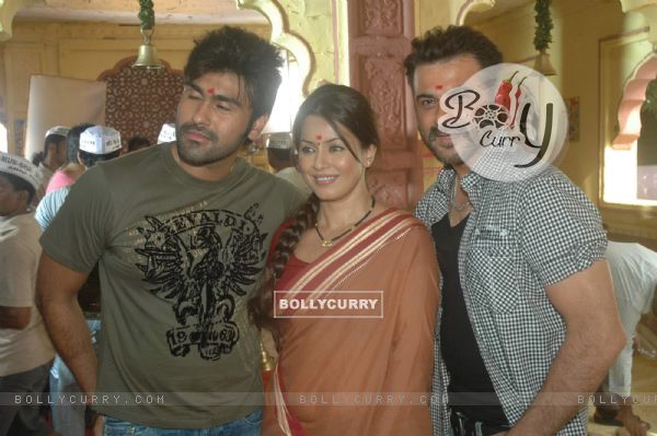 Mahima, Arya Babbar and Sanjay Kapoor at a shoot for film Mumbhai the Gangsters to support Anna Haza