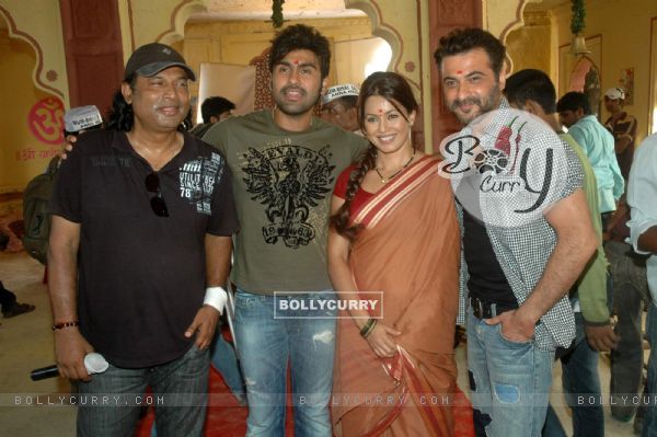 Mahima, Arya and Sanjay Kapoor at a shoot for film Mumbhai the Gangsters to support Anna Hazare
