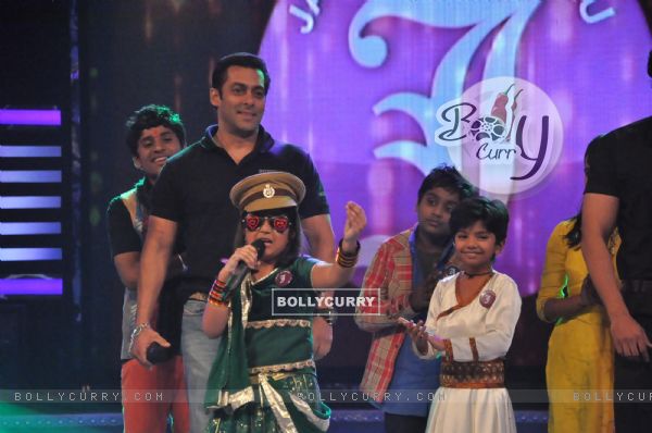 Salman Khan on the sets of Sa Re Ga Ma Lil Champs to promote Bodyguard at Famous Studio. . (156022)