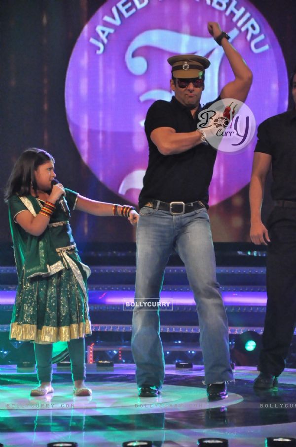 Salman Khan on the sets of Sa Re Ga Ma Lil Champs to promote Bodyguard at Famous Studio. . (156023)