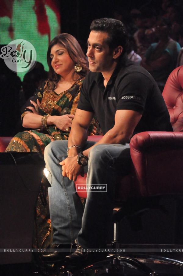 Salman Khan and Alka Yagnik on the sets of Sa Re Ga Ma Lil Champs to promote Bodyguard at Famous Stu (156025)