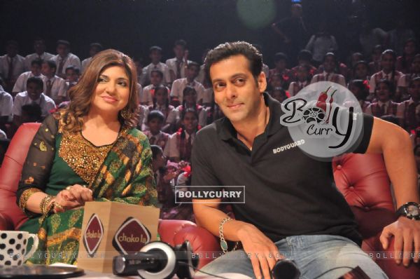 Salman Khan and Alka Yagnik on the sets of Sa Re Ga Ma Lil Champs to promote Bodyguard at Famous Stu (156027)