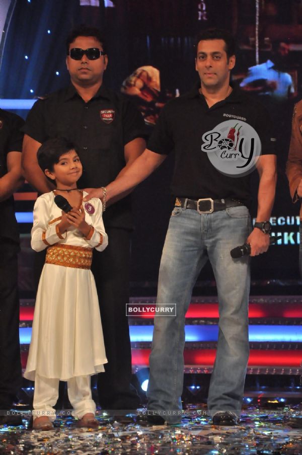 Salman Khan on the sets of Sa Re Ga Ma Lil Champs to promote Bodyguard at Famous Studio. . (156028)