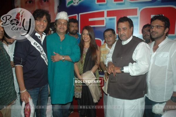 Mahesh Manjrekar, Chunky Pandey and Mahima Chaudhry at Iftar party hosted by Babloo Aziz at Sanatacr