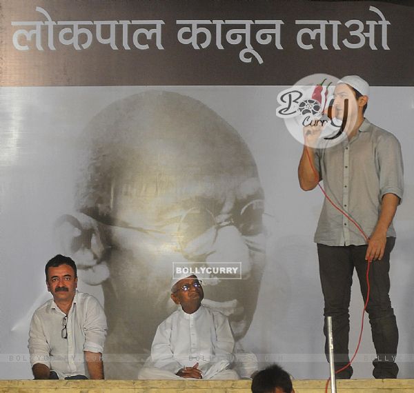 Aamir Khan and Rajkumar Hirani with Anna Hazare at Ramlila Maidan in Delhi