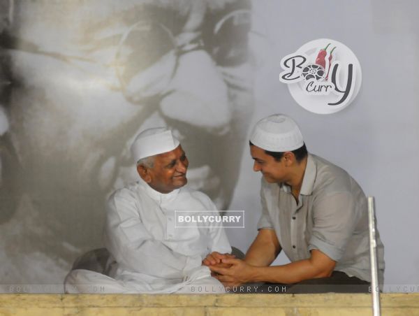 Aamir Khan with Anna Hazare at Ramlila Maidan in Delhi