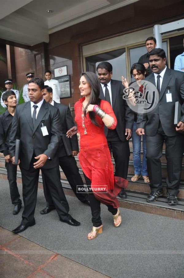 Kareena Kapoor during the promotion of film 'Bodyguard' with celebrities Bodyguards (156909)