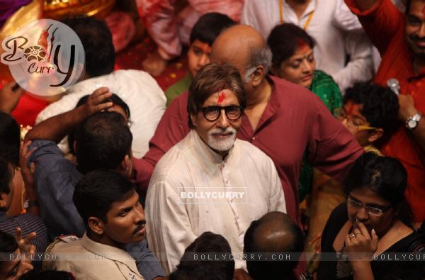 Amitabh Bachchan visits Lalbaugcha Raja Ganesh Idol
