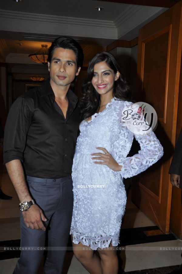 Shahid and Sonam at Music success party of film 'Mausam' at Hotel JW Marriott in Juhu, Mumbai (158140)
