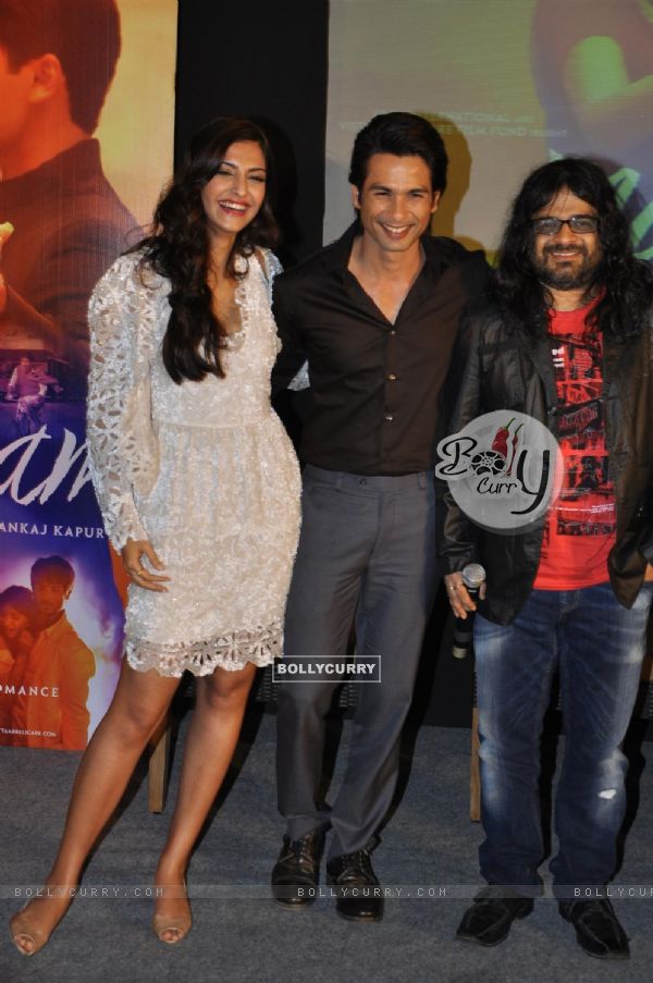 Shahid, Pritam and Sonam at Music success party of film 'Mausam' at Hotel JW Marriott in Juhu (158146)