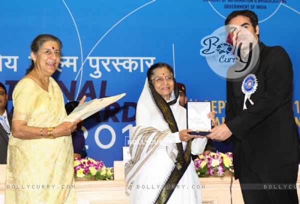 President Pratibha Devisingh Patil and Union Minister Ambika Soni  presenting the ''Best Popular Film Award'' to Arbaaz Khan for his film ''Dabang