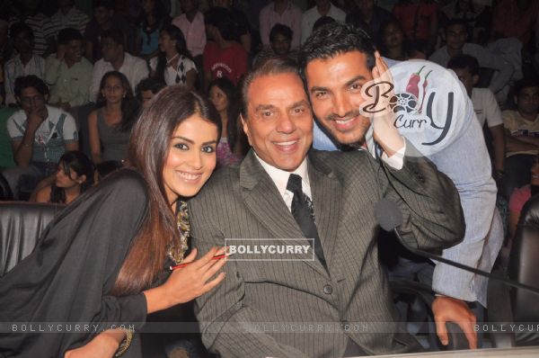 John Abraham, Dharmendra and Genelia Dsouza on the sets of India's Got Talent at Film City