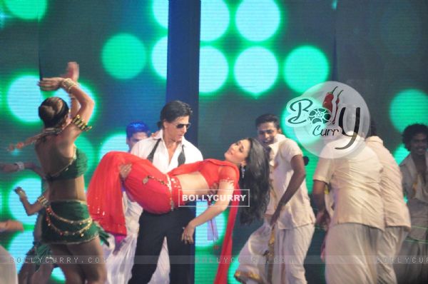 Shah Rukh Khan and Kareena Kapoor rock the floor on the Ra.One music launch