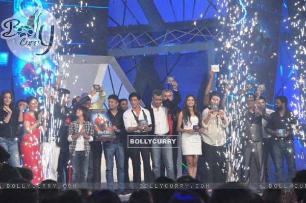 Cast and Crew on the Ra.One music launch (158679)