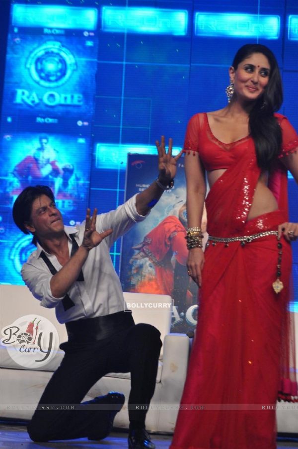 Shah Rukh with Kareena at Ra.One music launch (158682)