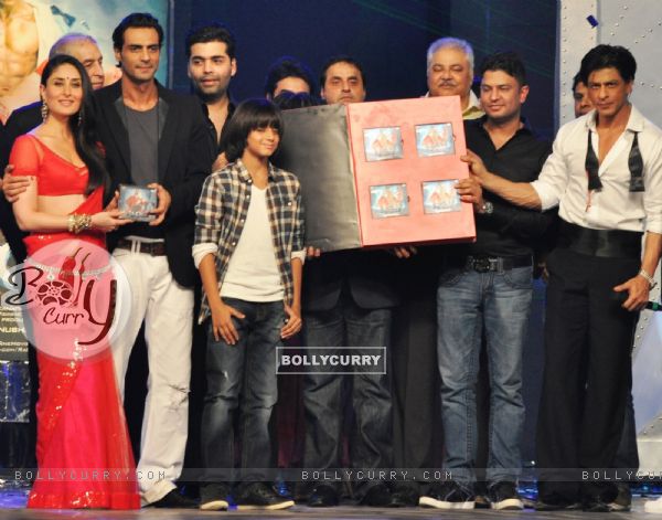 Cast and Crew on the Ra.One music launch (158689)