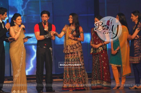 Shah Rukh with Ragini Khanna, Giaa Manek, Pooja Gor and Sanaya Irani at Ra.One music launch