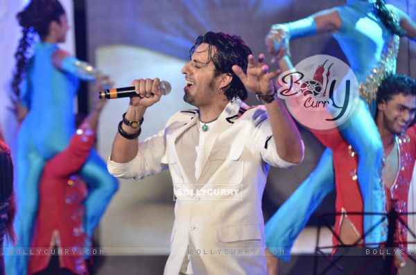 Salim Merchant sing a song at launch of film Aazaan music at Sahara Star