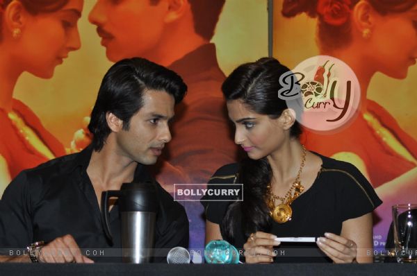 Sonam and Shahid Kapoor at Press Conference of Film 'Mausam' (158959)