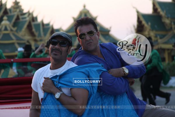 Ajay Devgn and Sanjay Dutt in the movie Rascals (159223)