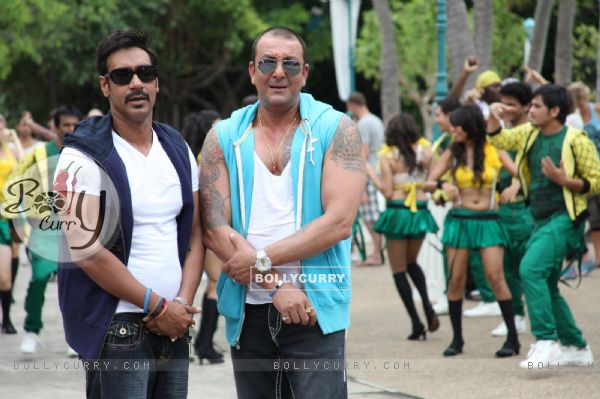 Sanjay Dutt and Ajay Devgn in the movie Rascals (159236)