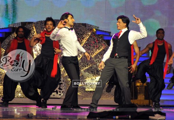 Shahrukh Khan performing with Ranveer Singh at 'Chevrolet Global Indian Music Awards'