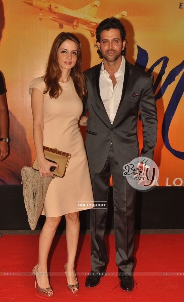 Hrithik Roshan posing with his wife Sussanne Roshan at Premiere of film 'Mausam' at Imax, Wadala (160551)